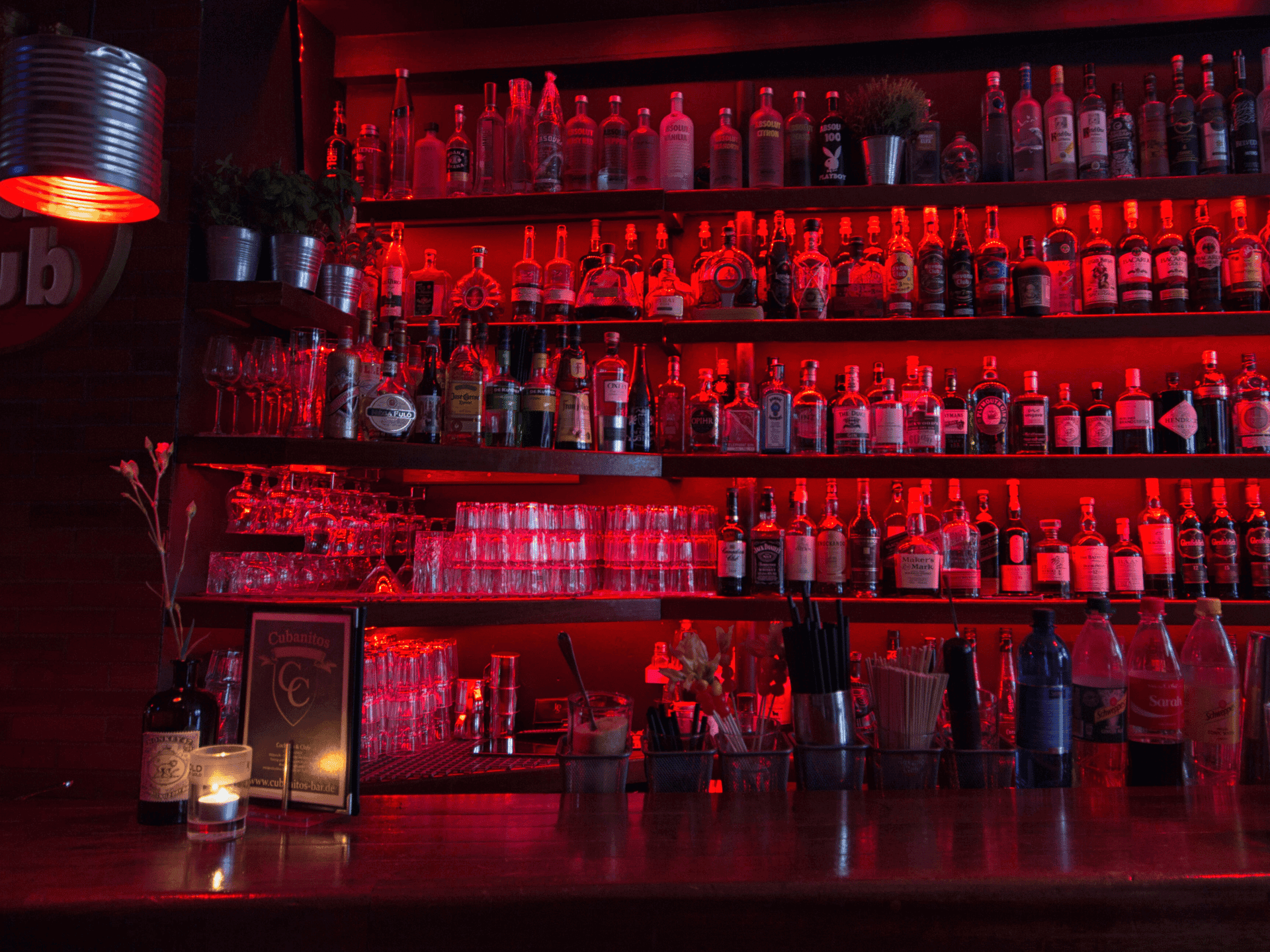 Rot beleuchtete Bar mit Flaschenregalen